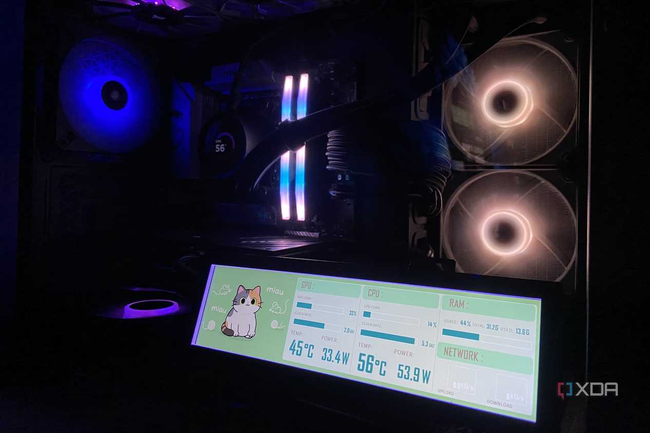 Скрытый потенциал: зачем нужен внутренний разъем USB 2.0 на материнской плате Lian Li 8.8-inch Universal Display inside a Corsair 2500X case.