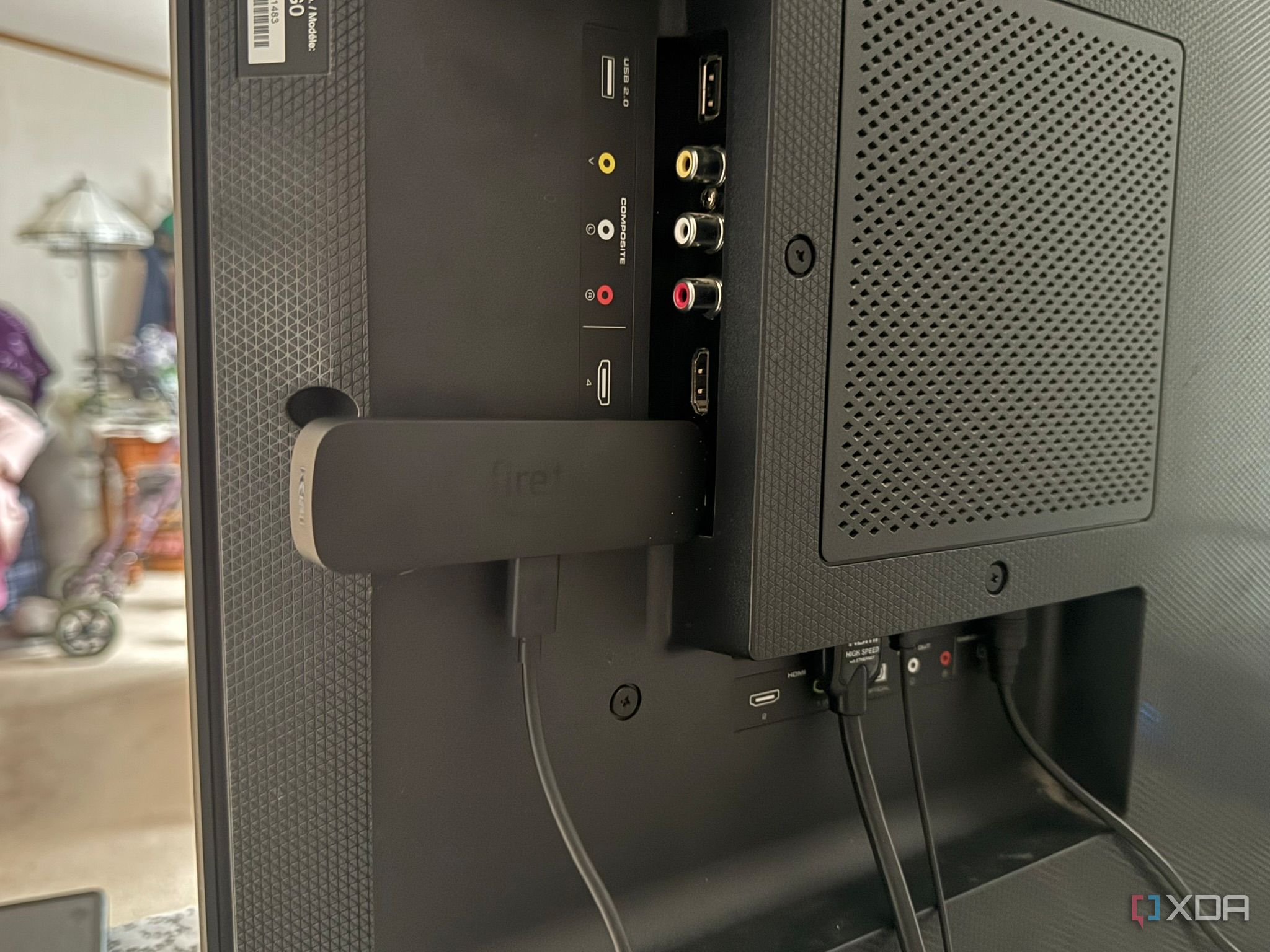 Старый кабель HDMI, подключенный к телевизору