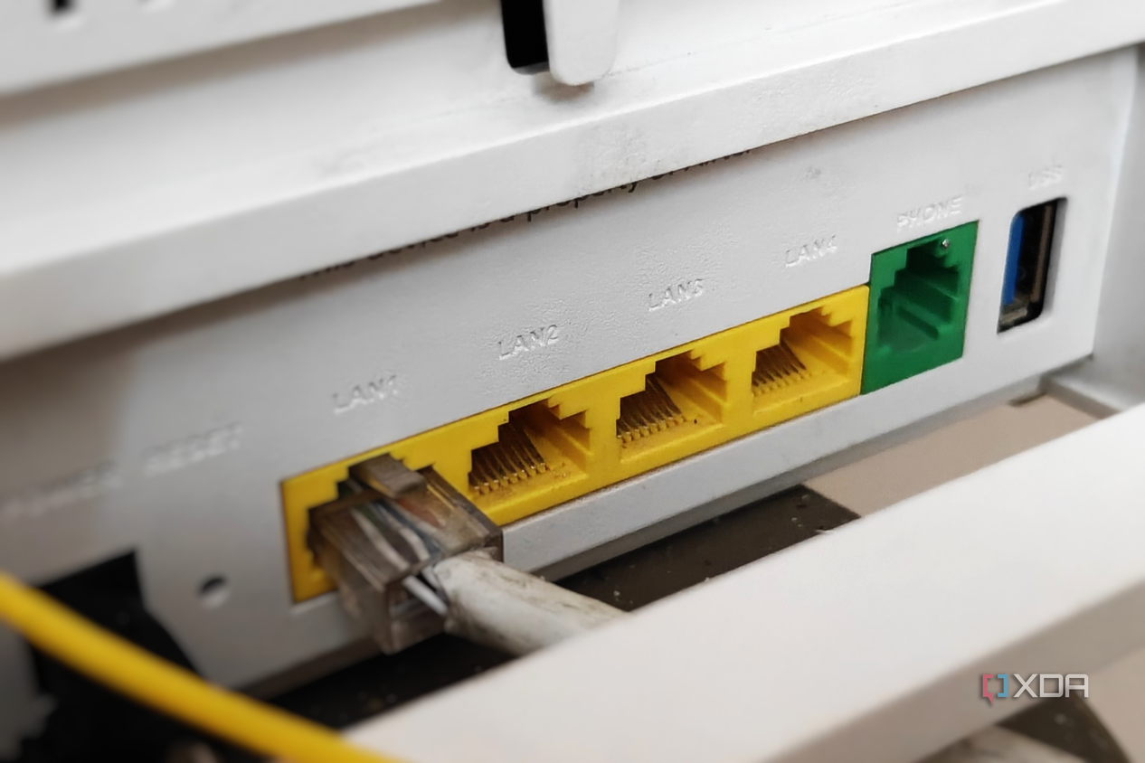Почему скорость Ethernet-кабеля 1 Гбит/с не гарантирует качество передачи данных Желтые Ethernet-порты роутера с подключенным кабелем