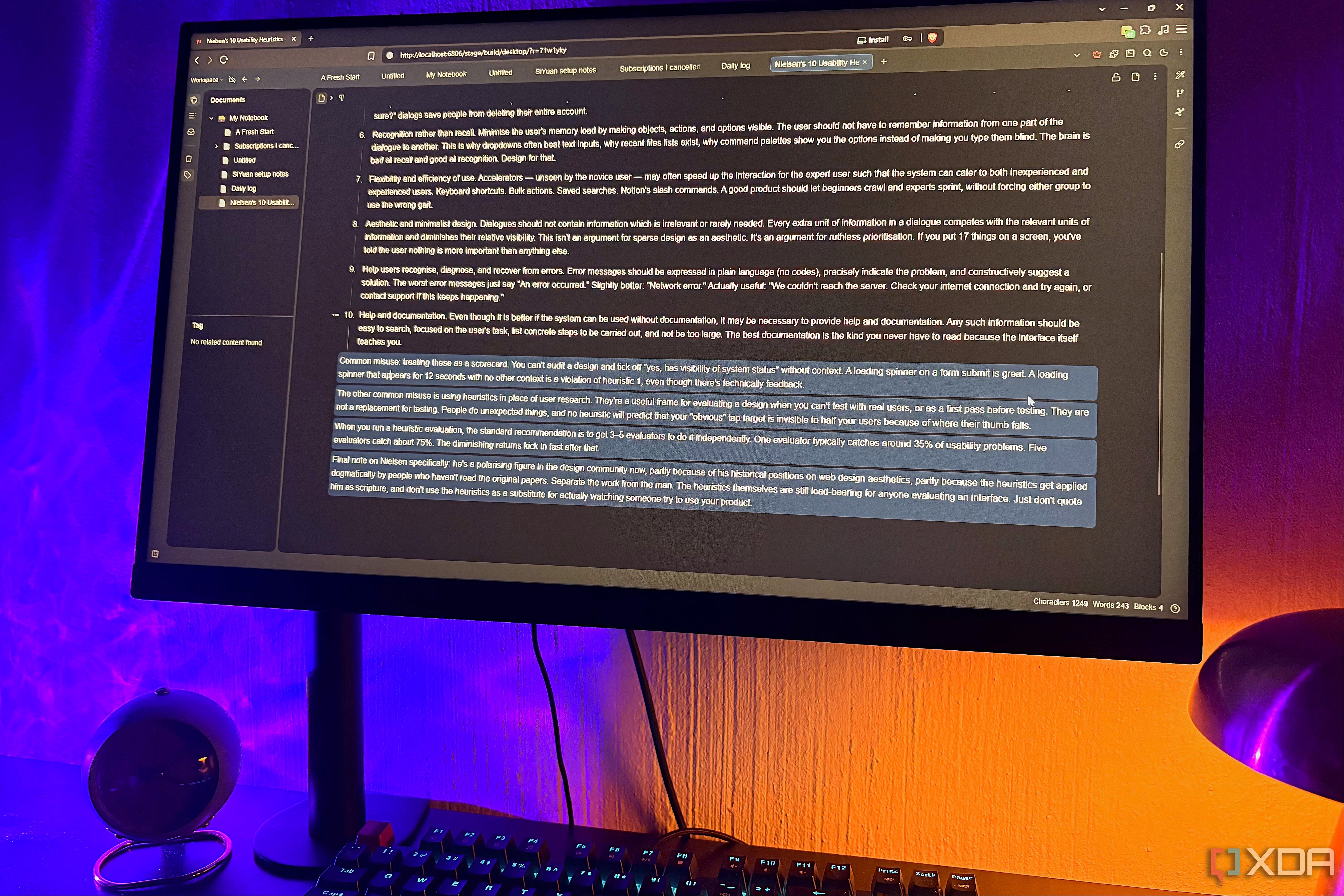 siyuan on desktop pc, lamp and clock in view