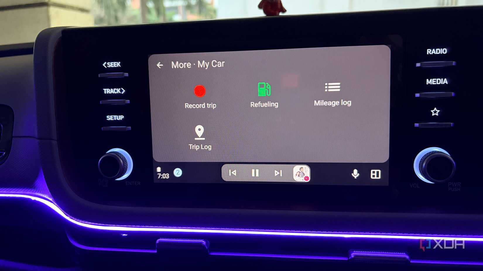 Интерфейс приложения Fuelio в Android Auto