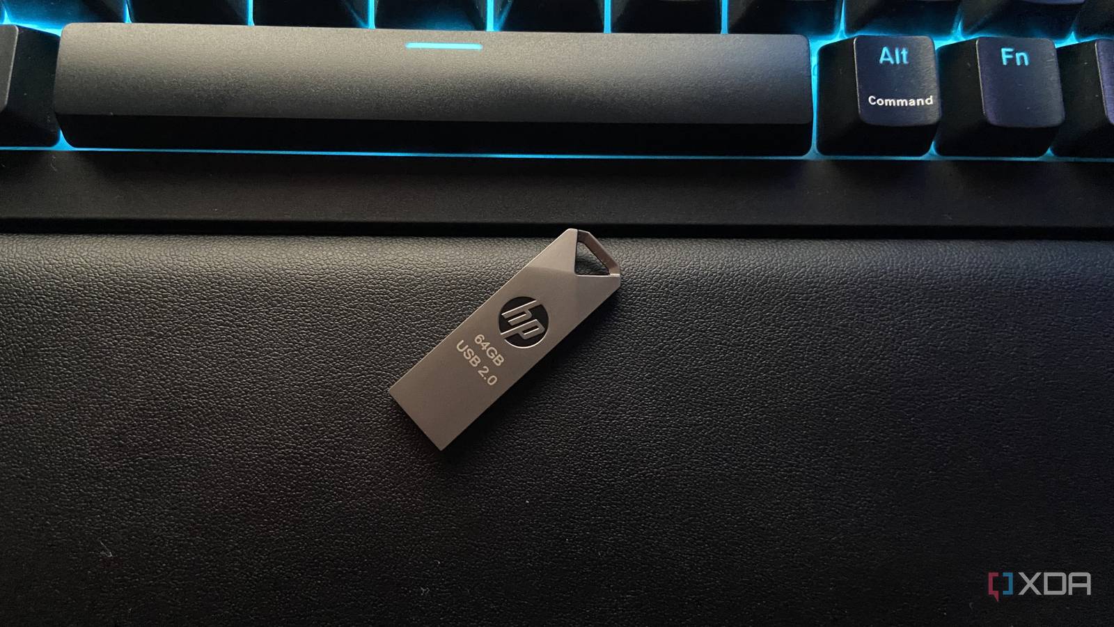 USB-накопитель в разъеме компьютера