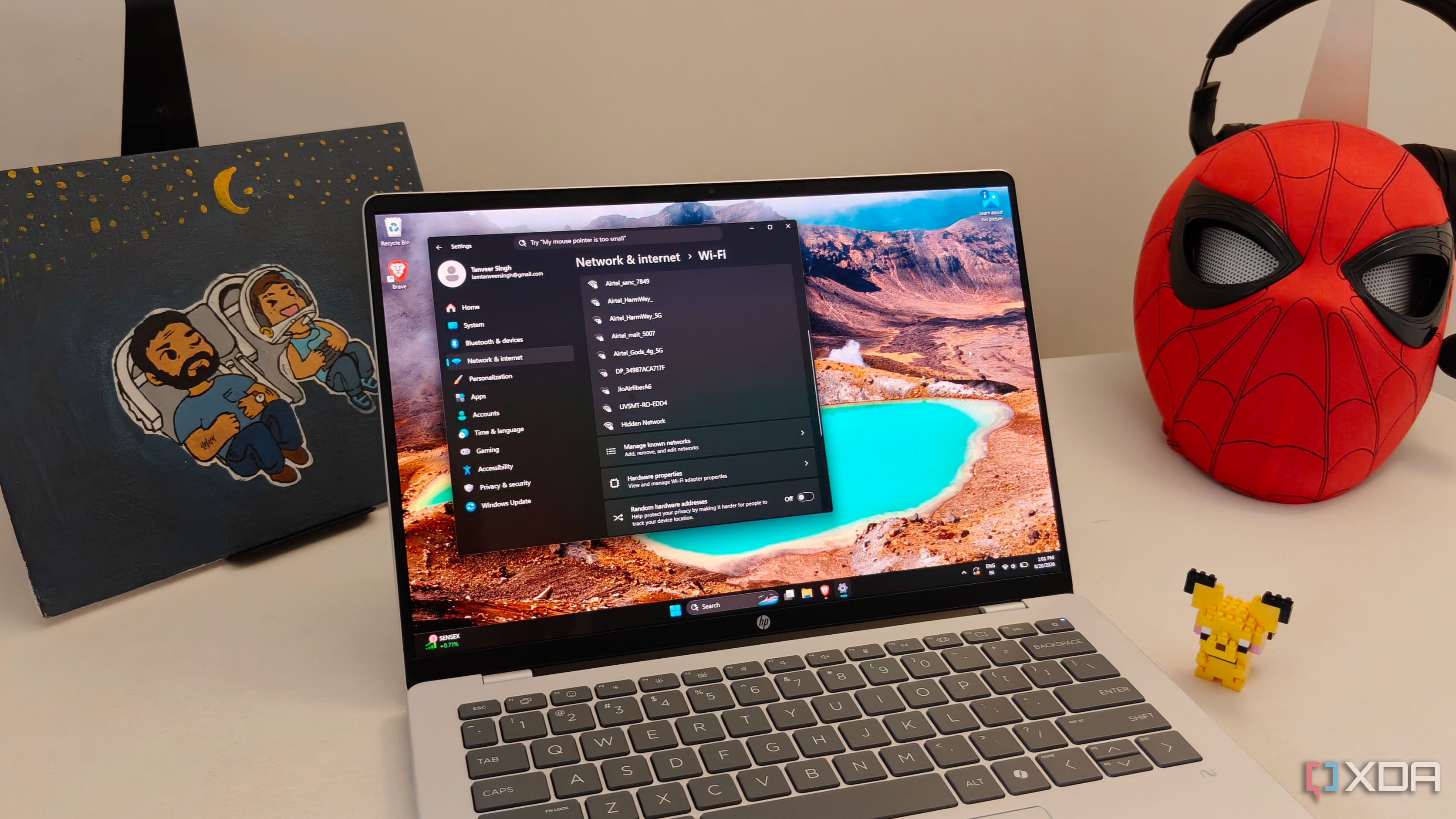 Ноутбук Windows поруч із фігурками на білому столі
