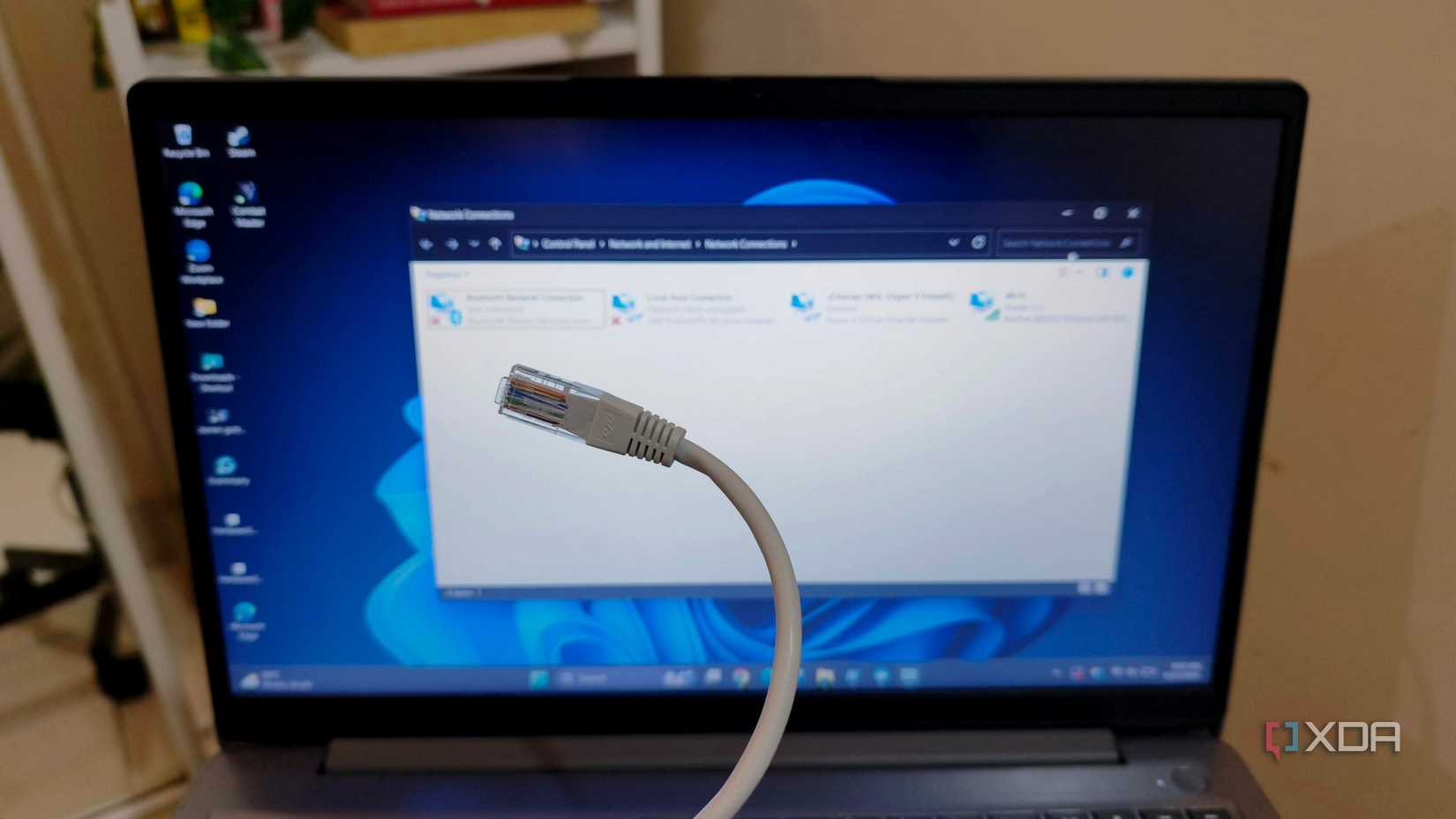 Кабель Ethernet із ноутбуком Windows у фоновому режимі