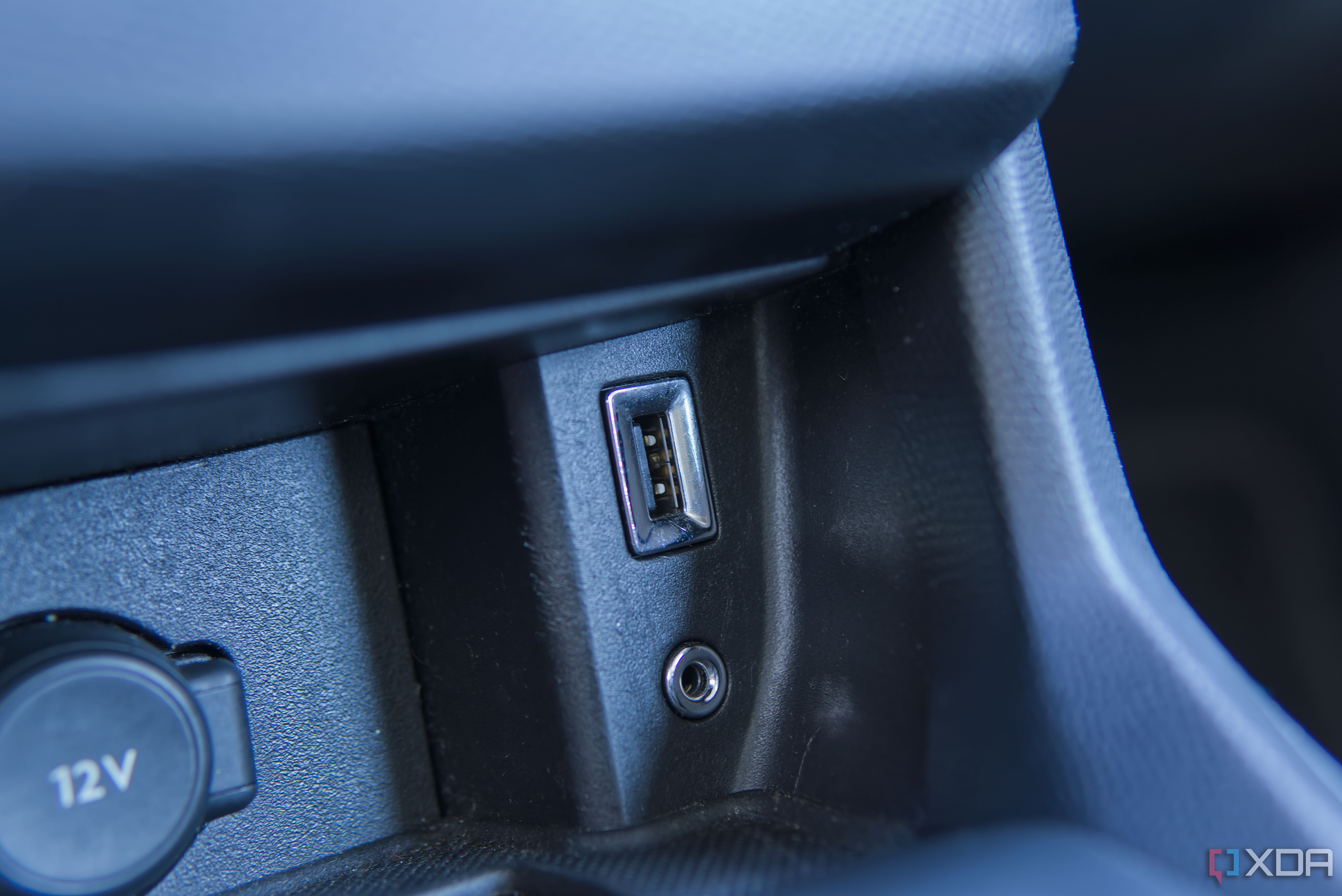 Адаптер для зарядки в 12-вольтовом порту автомобиля с кабелем USB-C