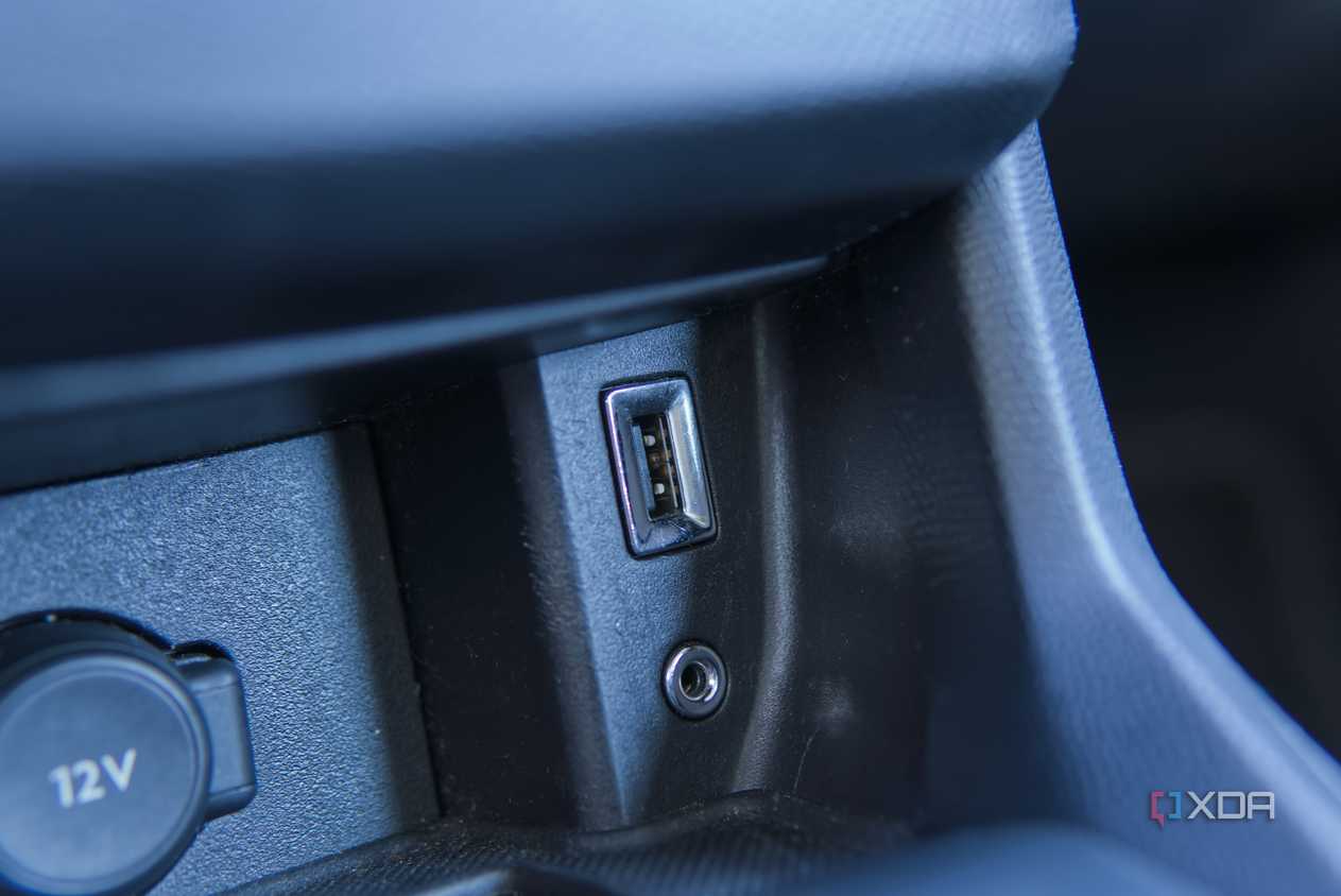 Как недорого добавить полноценную зарядку USB-C в автомобиль Адаптер для зарядки в 12-вольтовом порту автомобиля с кабелем USB-C