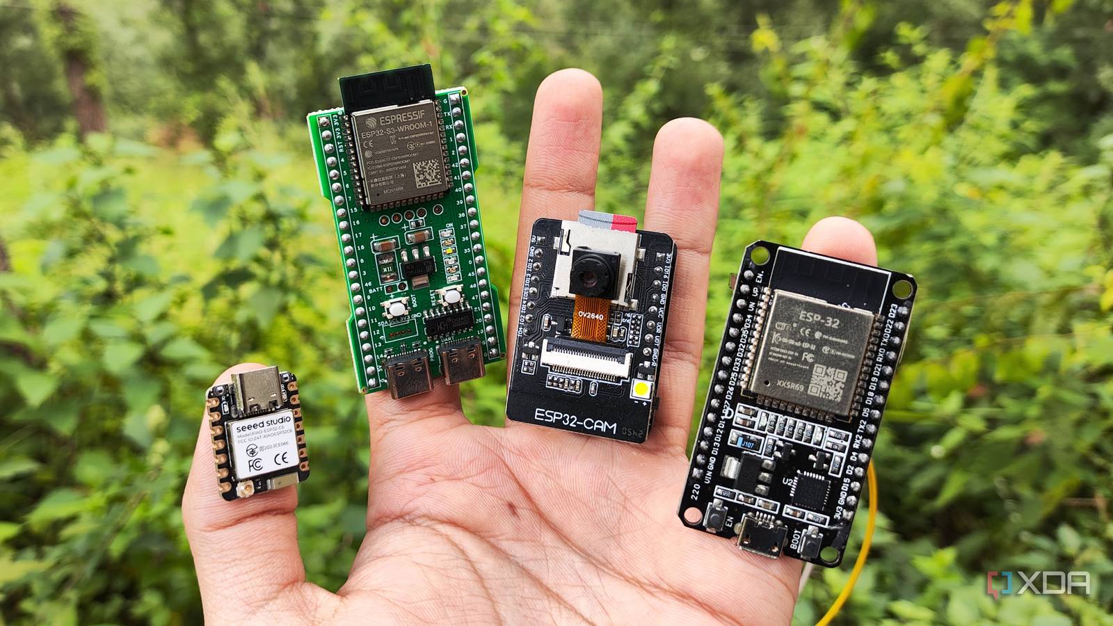 Как создание датчика на ESP32 переросло в увлечение домашней автоматизацией Человек держит в руках несколько плат микроконтроллеров ESP32