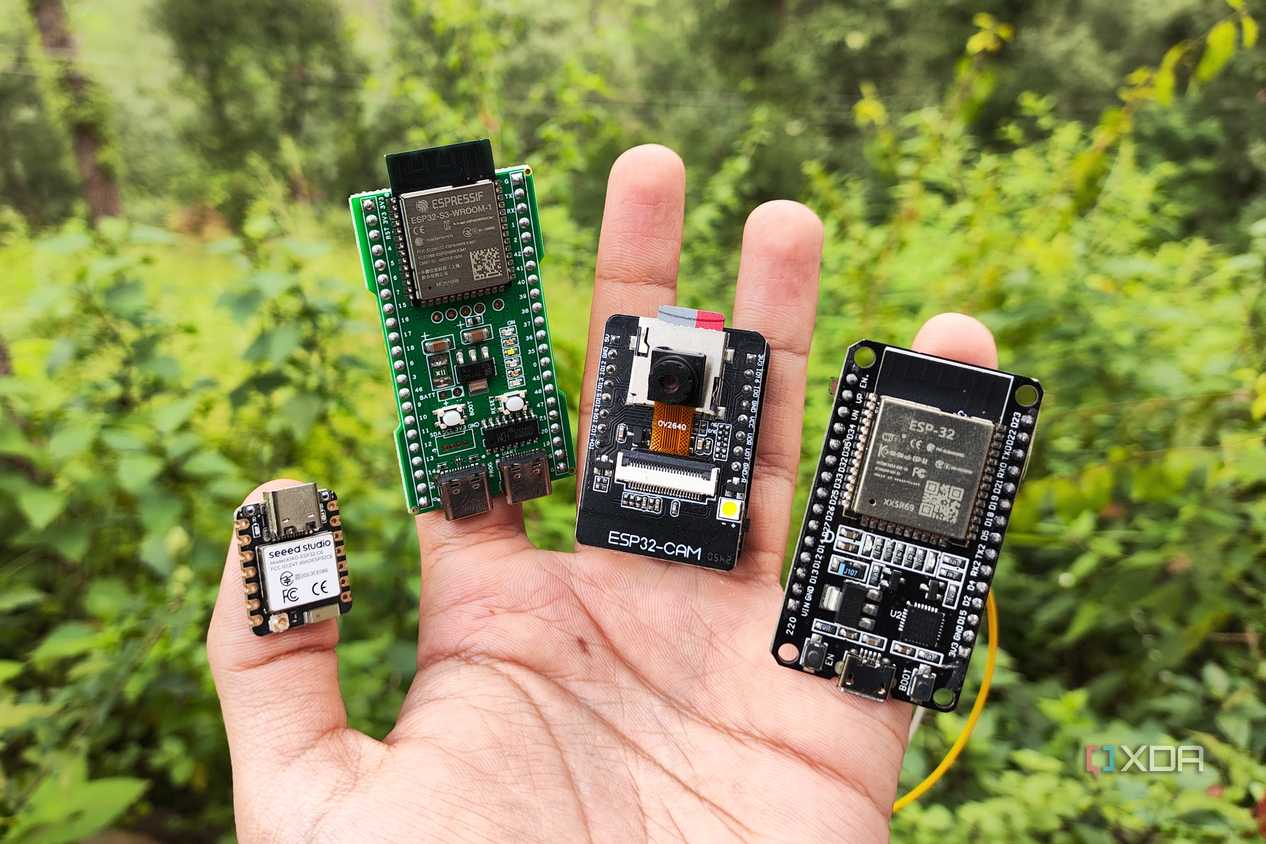 Как заменить датчики движения на mmWave-радары для умного дома Человек держит несколько плат ESP32 в руках