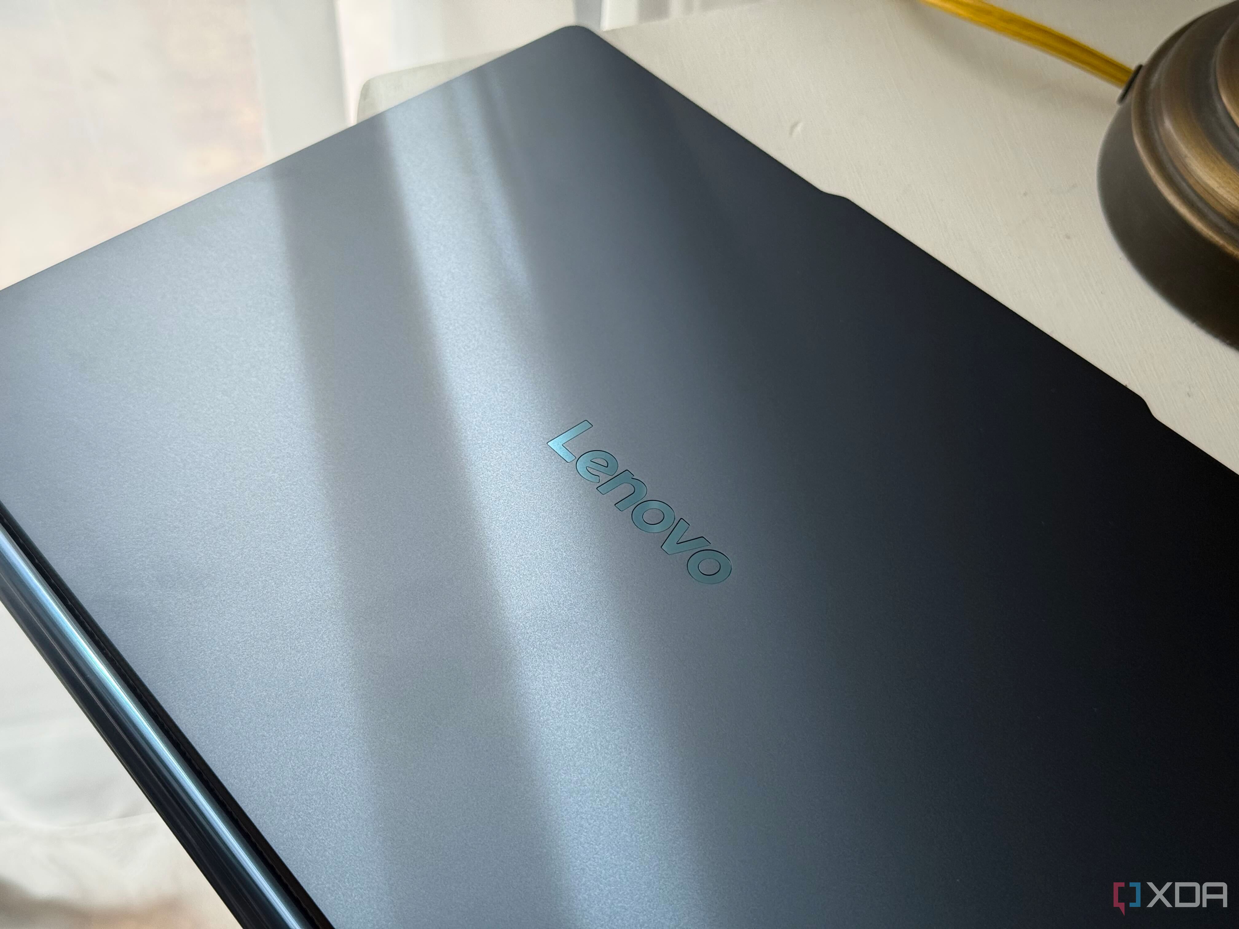 ноутбук Lenovo Yoga 9i 2-in-1 Aura Edition в открытом виде