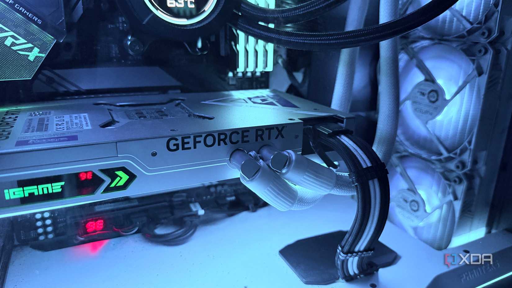 RTX 4090 з рідинним охолодженням всередині корпусу