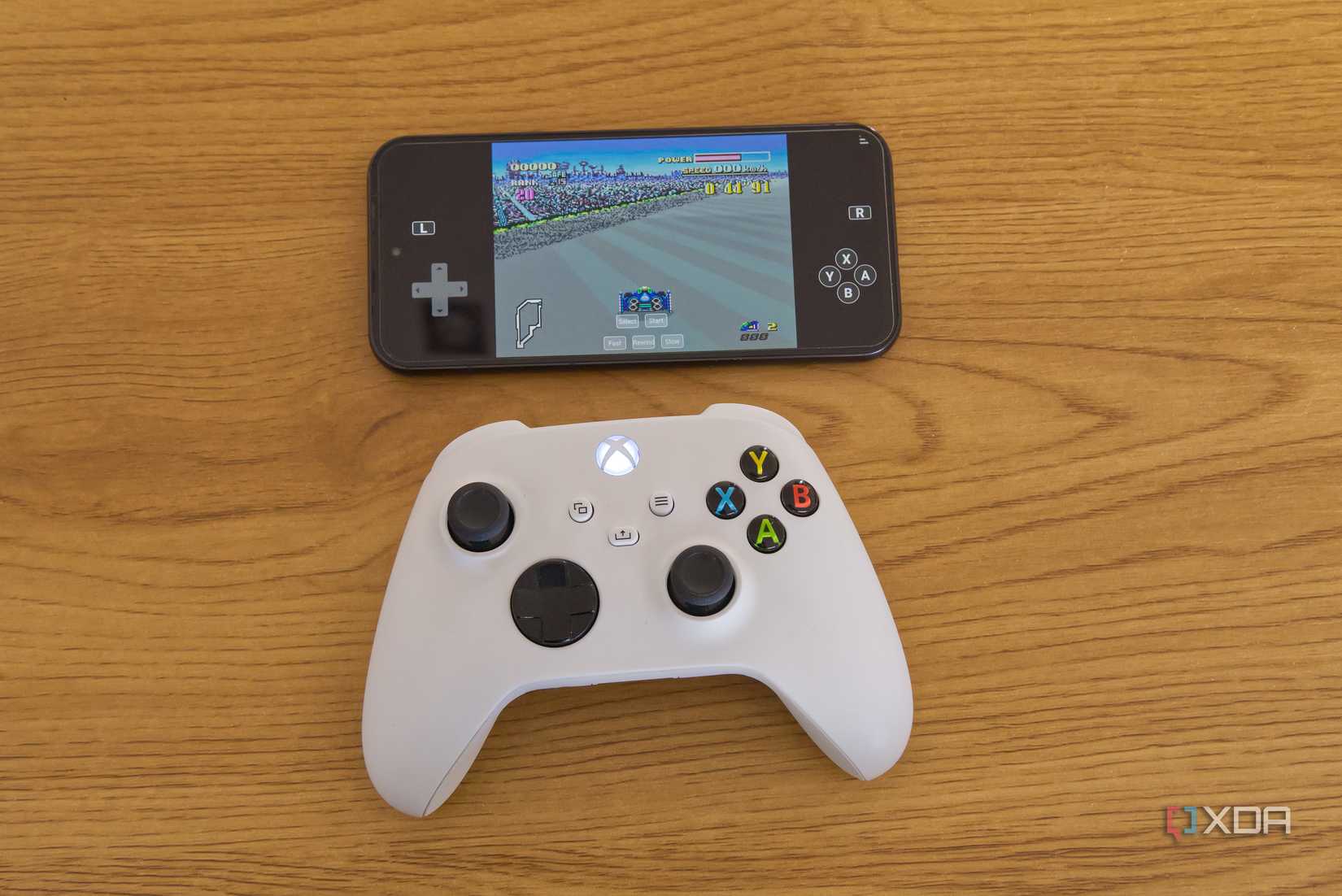 使用 RomM 并在 Xbox 无线控制器下运行 F-Zero for SNES 的手机