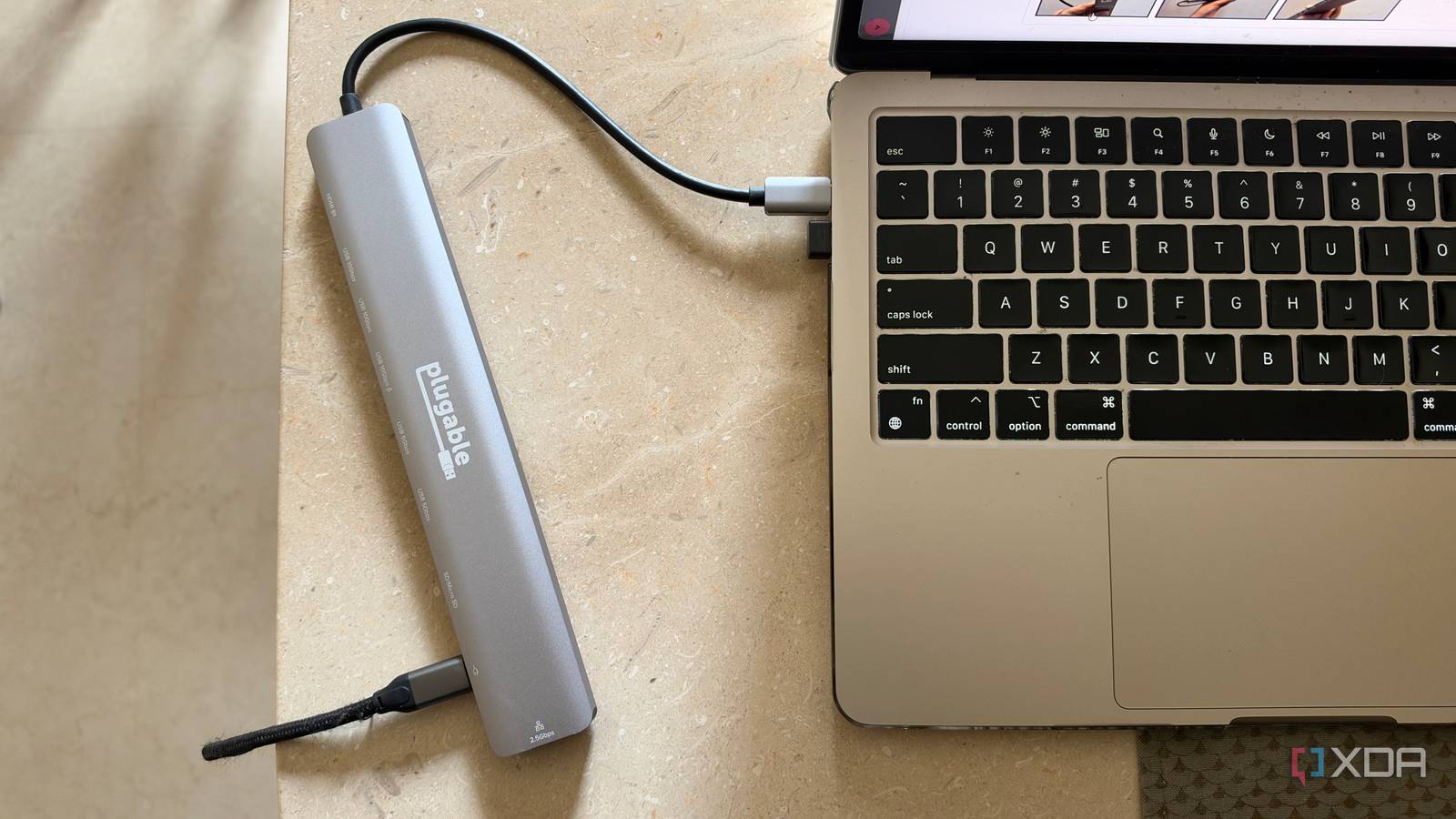 Док-станция Plugable USBC-10IN1E подключенная к MacBook