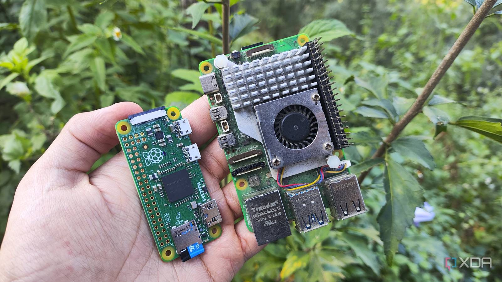 Большинству проектов на базе Raspberry Pi не нужен большой объем оперативной памяти Человек держит два одноплатных компьютера Raspberry Pi