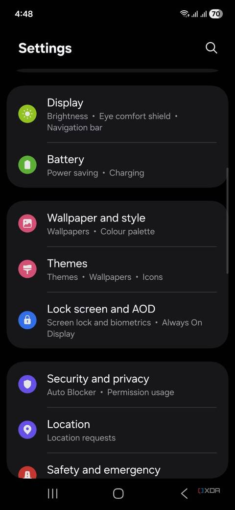 Скрытые настройки Samsung, которые быстро разряжают аккумулятор интерфейс настроек One UI на смартфоне Samsung