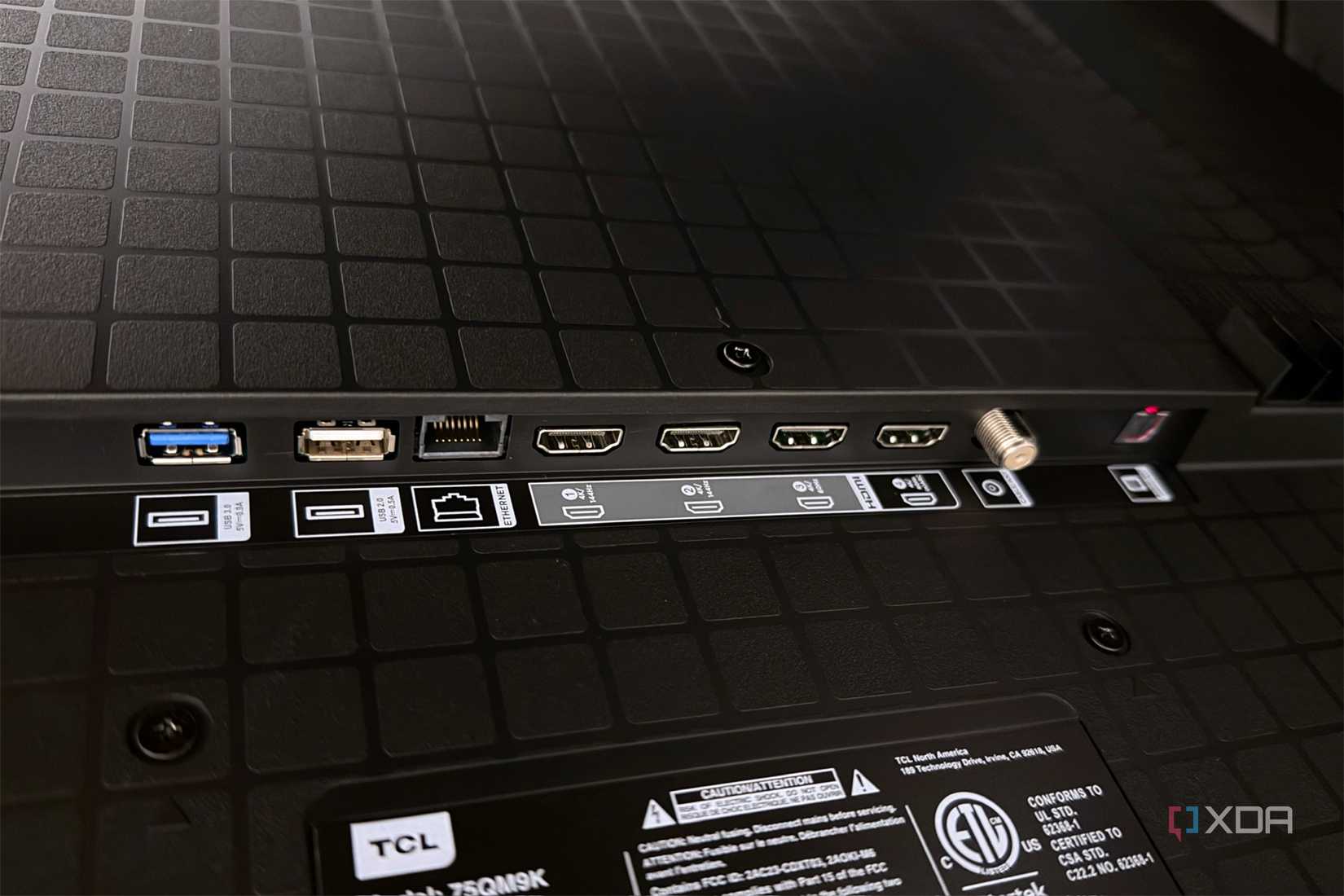 Почему современные смарт-ТВ оснащаются устаревшими портами Ethernet Задняя панель современного телевизора с портами подключения