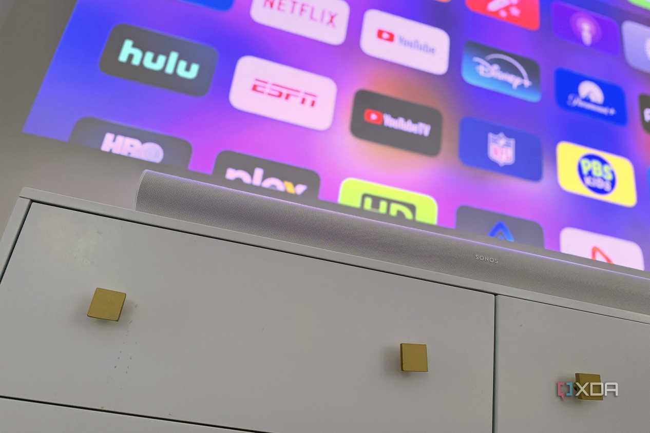 Как организовать передачу звука на саундбар без прокладки HDMI-кабеля Саундбар Sonos на комоде под проекционным экраном