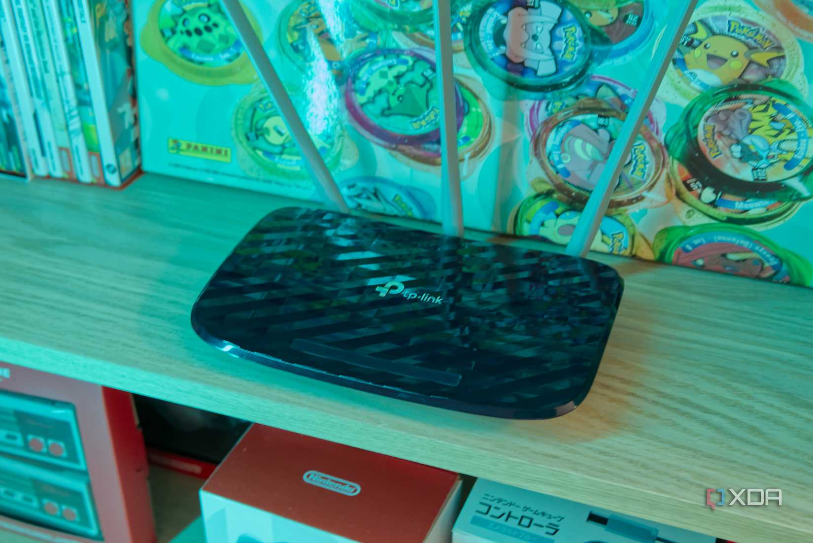 Роутер TP-Link на полиці