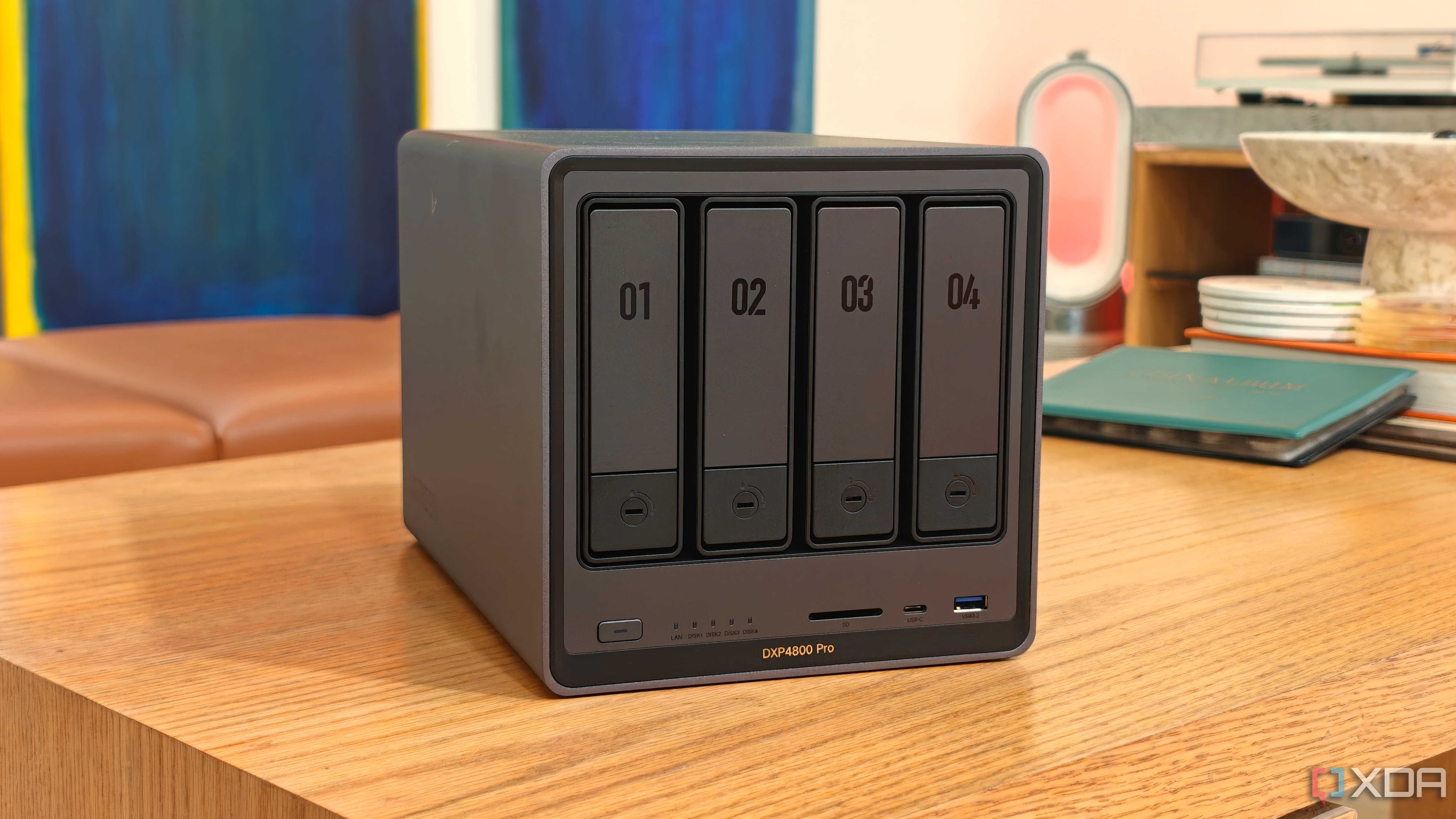 Вигляд UGREEN DXP4800 Pro спереду