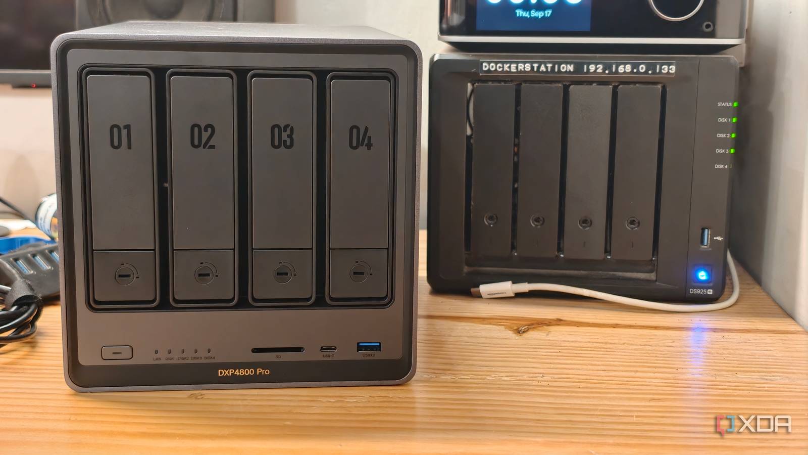 Переход с Synology на UGREEN DXP4800 Pro: почему производительность решает всё Устройство UGREEN DXP4800 Pro рядом с Synology