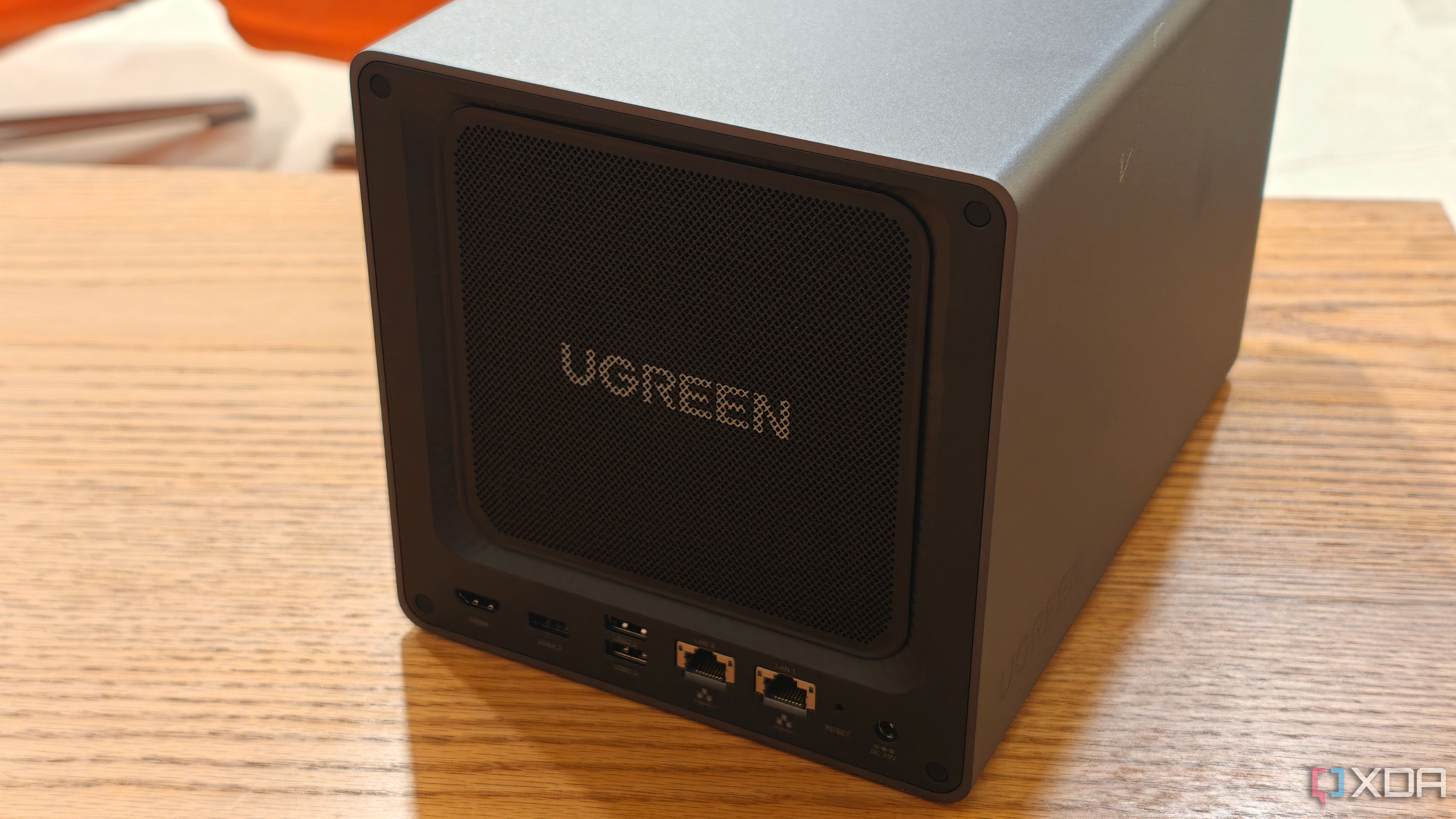 Задні панелі UGREEN DXP4800 Pro