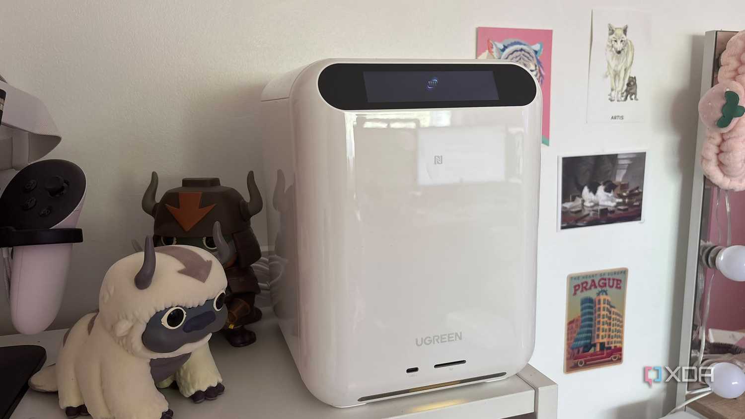 Как UGREEN HomeAgent HA100 заменяет NAS, PoE-коммутатор и NVR в домашней лаборатории Хаб UGREEN HomeAgent HA100 на полке рядом с декоративной фигуркой