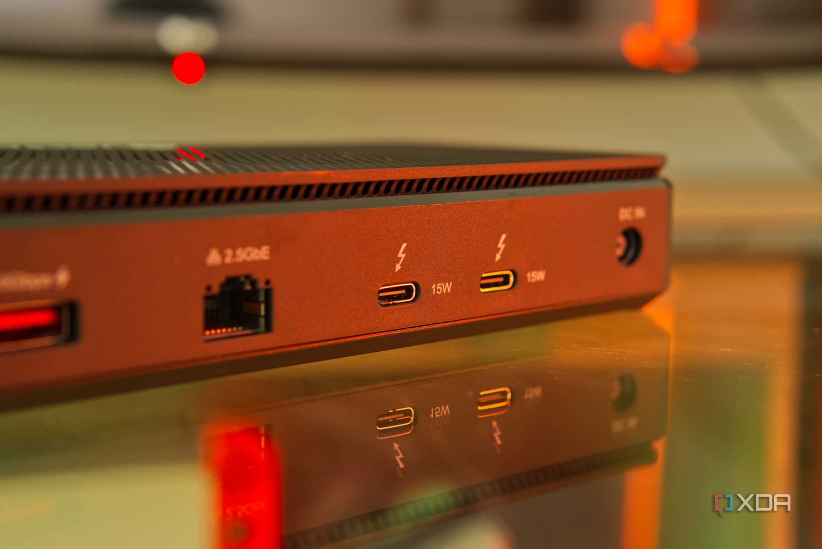 Збільшене зображення портів Thunderbolt на задній панелі VectoTech V-Core