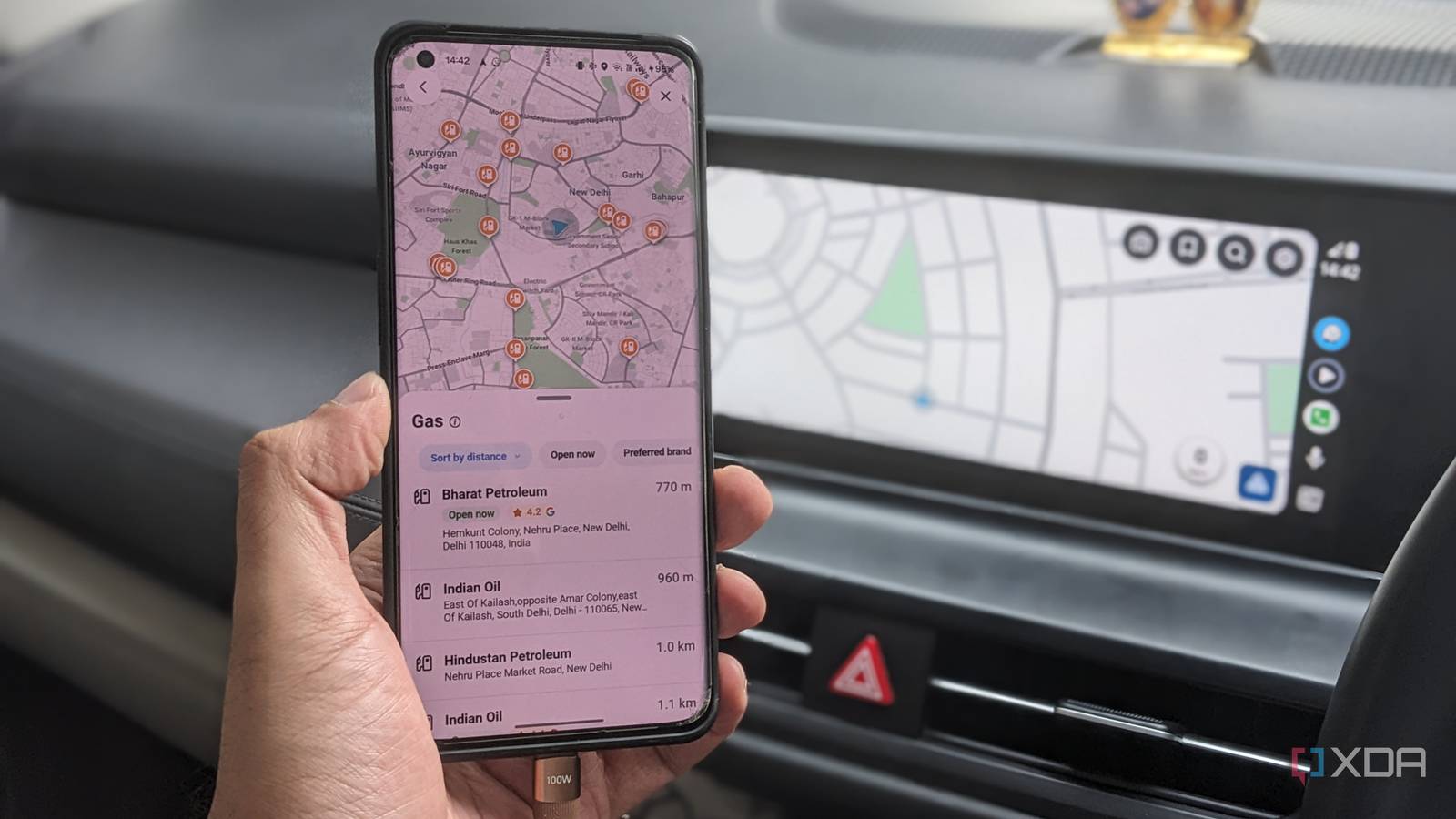 Функция планирования поездок в Waze стала для меня важнее возможностей Google Maps Интерфейс приложения Waze на экране автомобиля через Android Auto