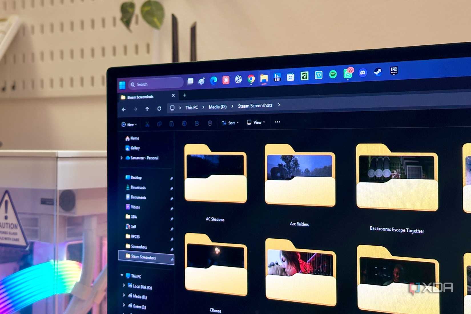Панель завдань Windows 11 у верхній частині екрана монітора.