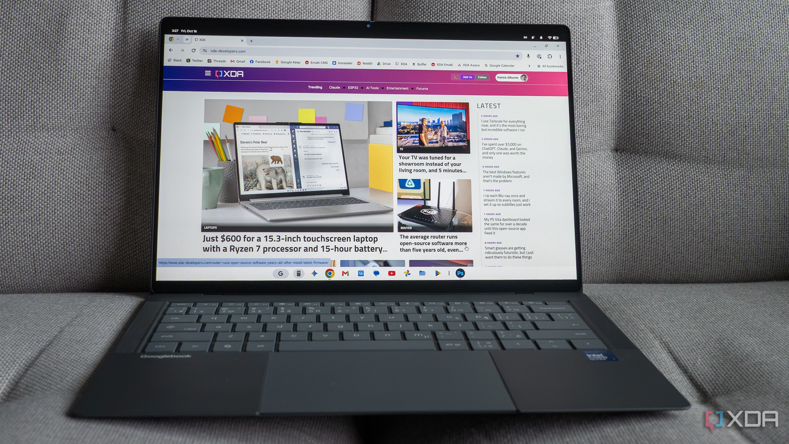 The Asus Googlebook 14 from a head-on perspective