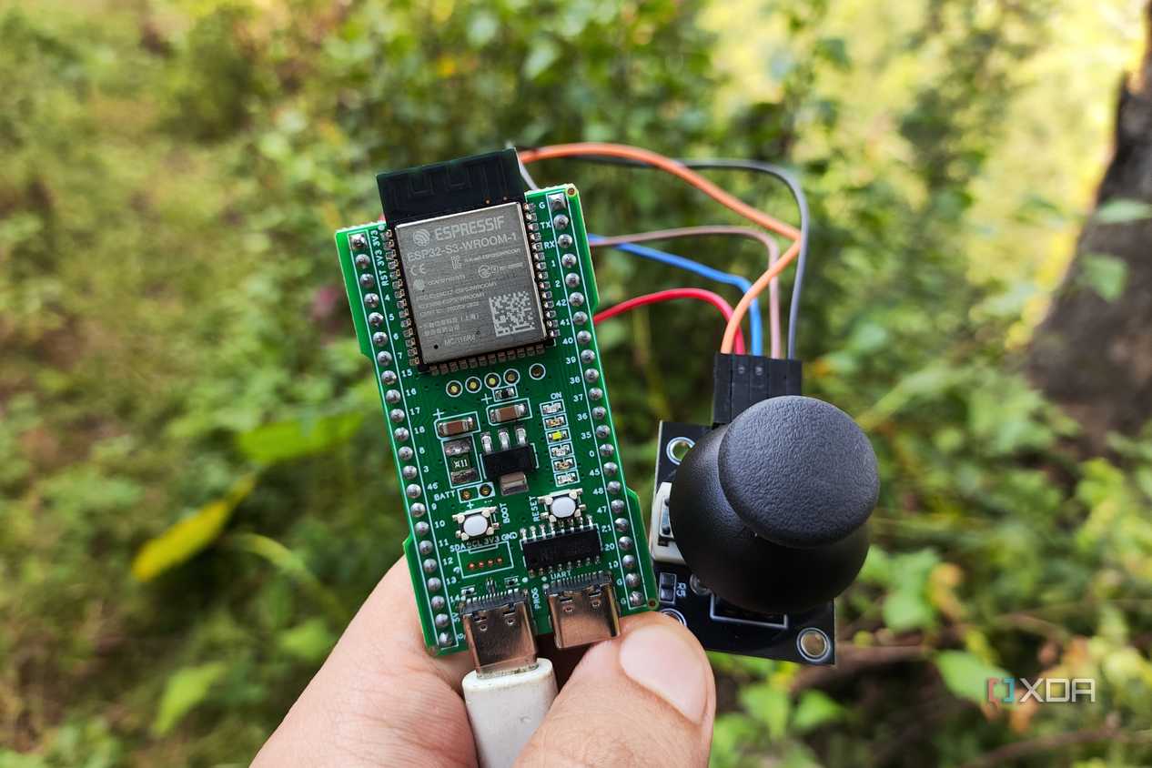 Почему для первого знакомства с ESP32 лучше выбрать плату S3 Человек держит плату ESP32-S3