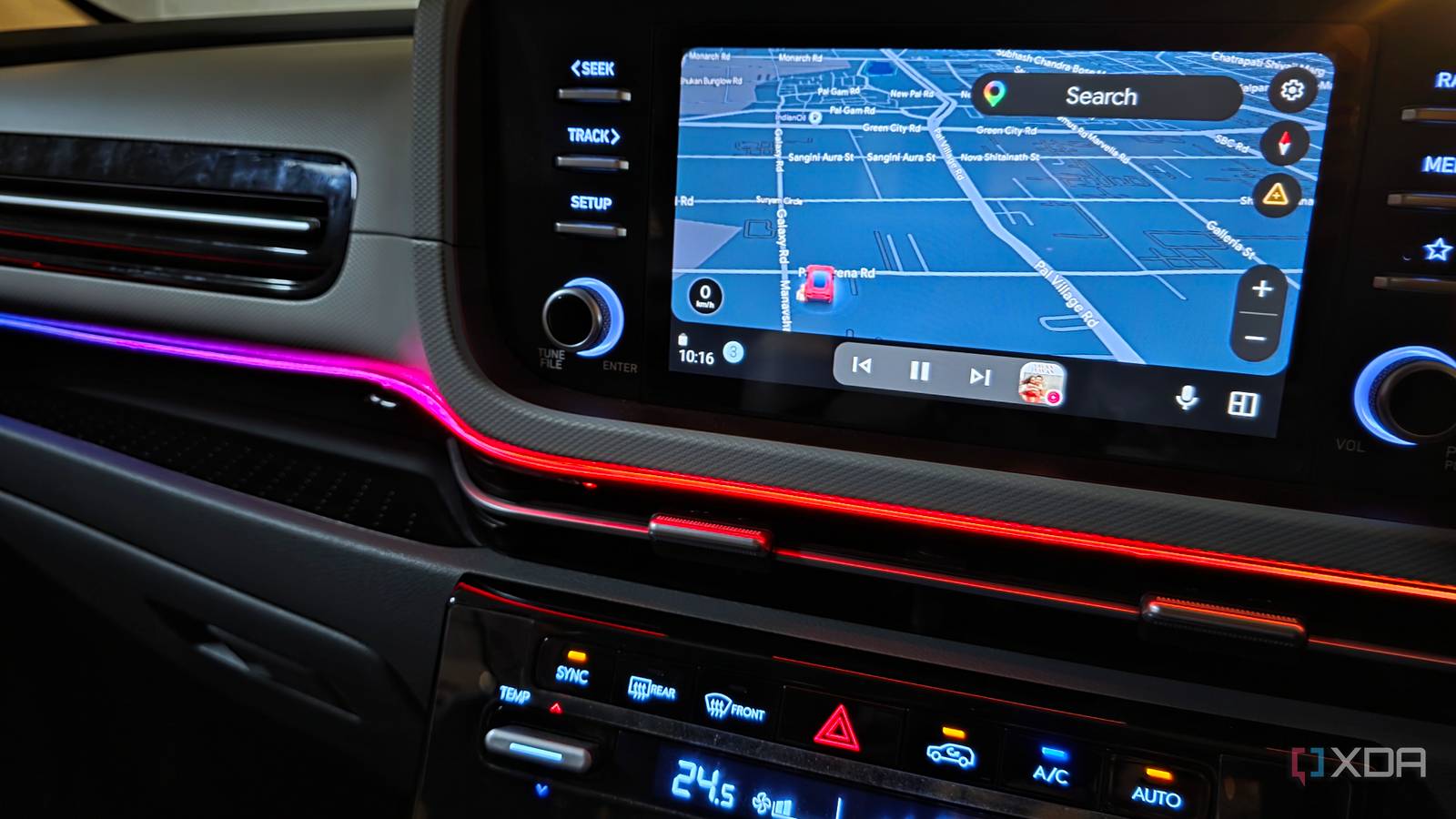 Работа Google Maps в системе Android Auto Интерфейс Google Maps на экране Android Auto в автомобиле