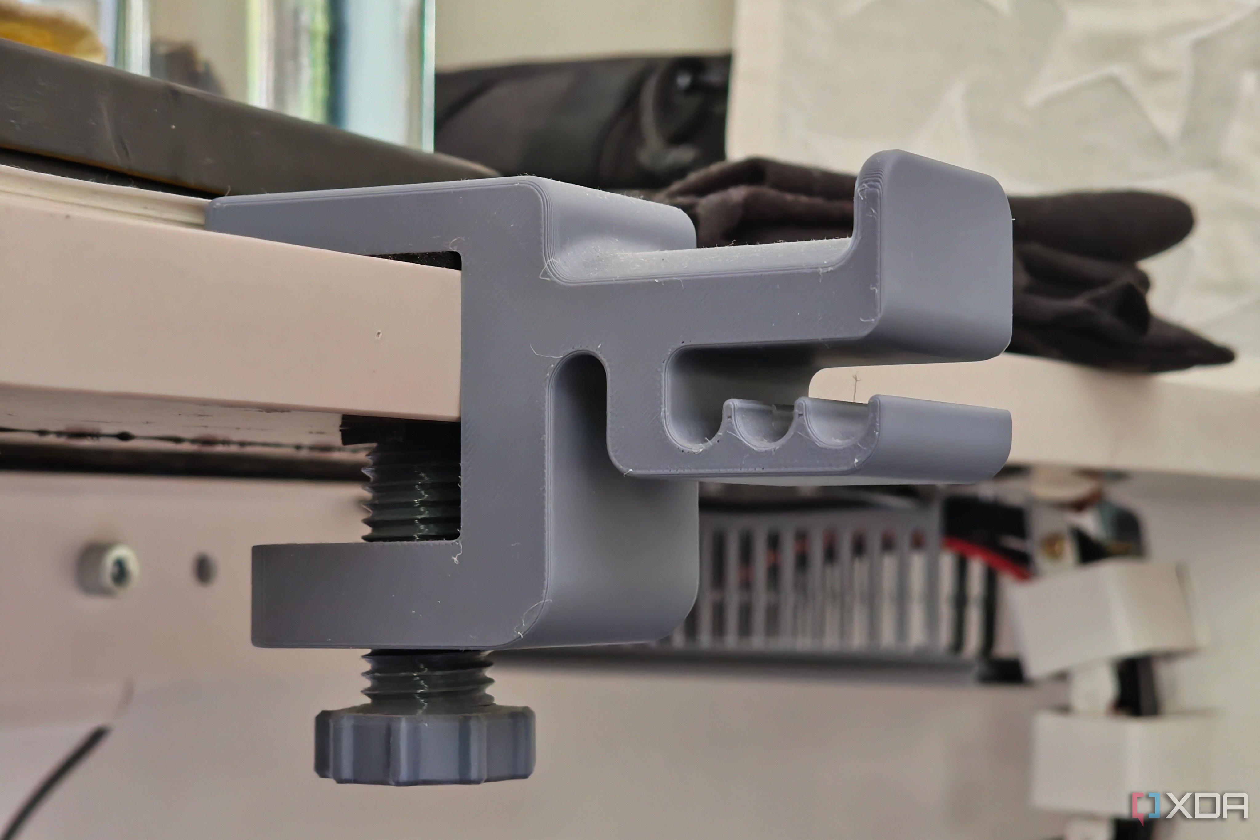 headphone hanger with cable manager included