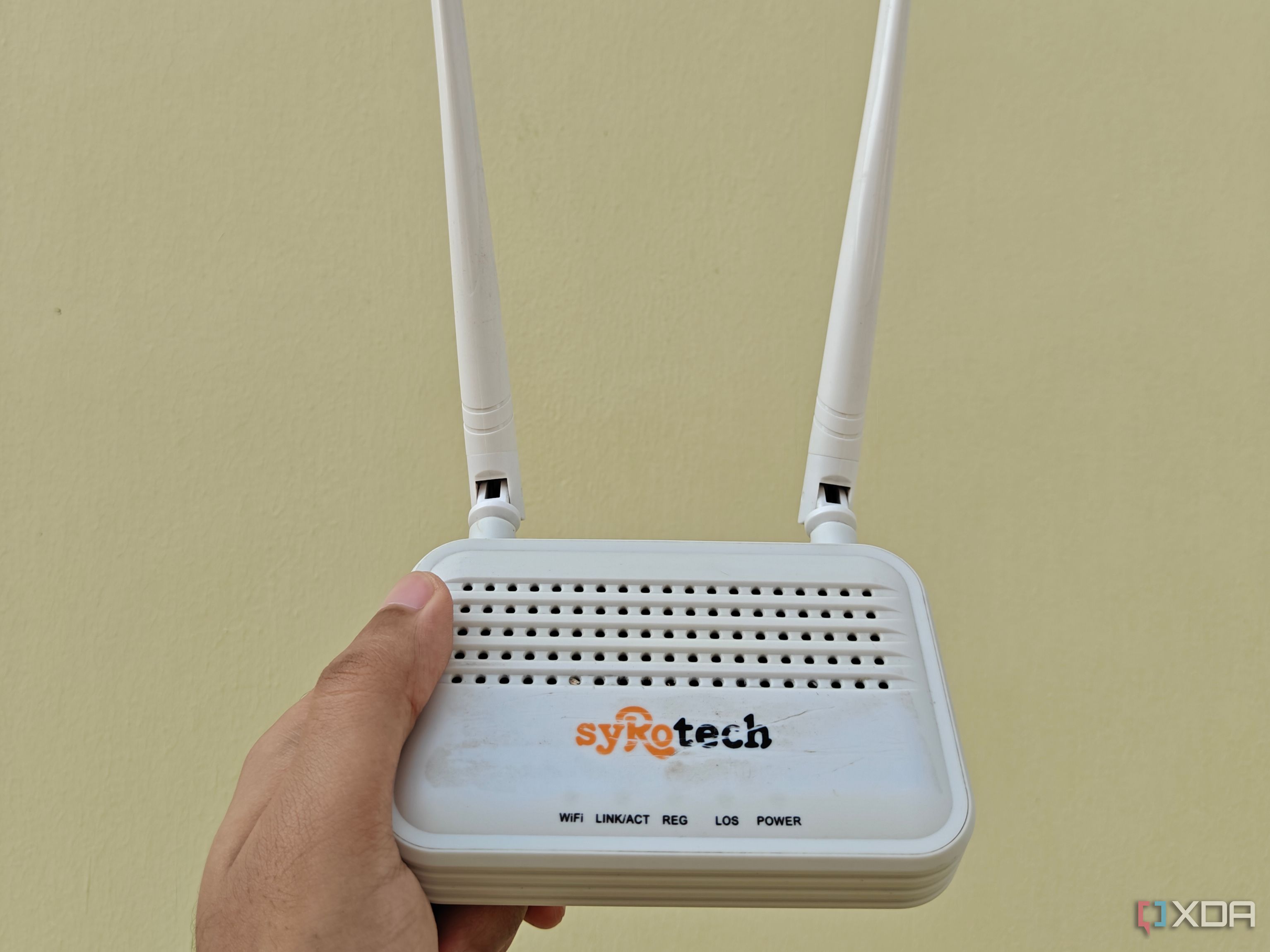 picture of old syrotech router with only 2.4GHz support taken without it powered on