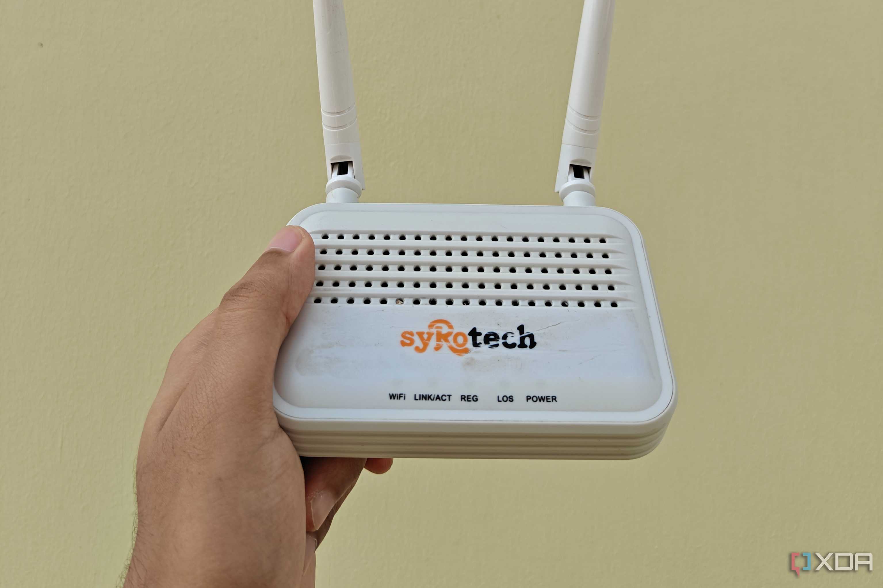 syrotech router with only 2.4GHz support is pictured against a wall
