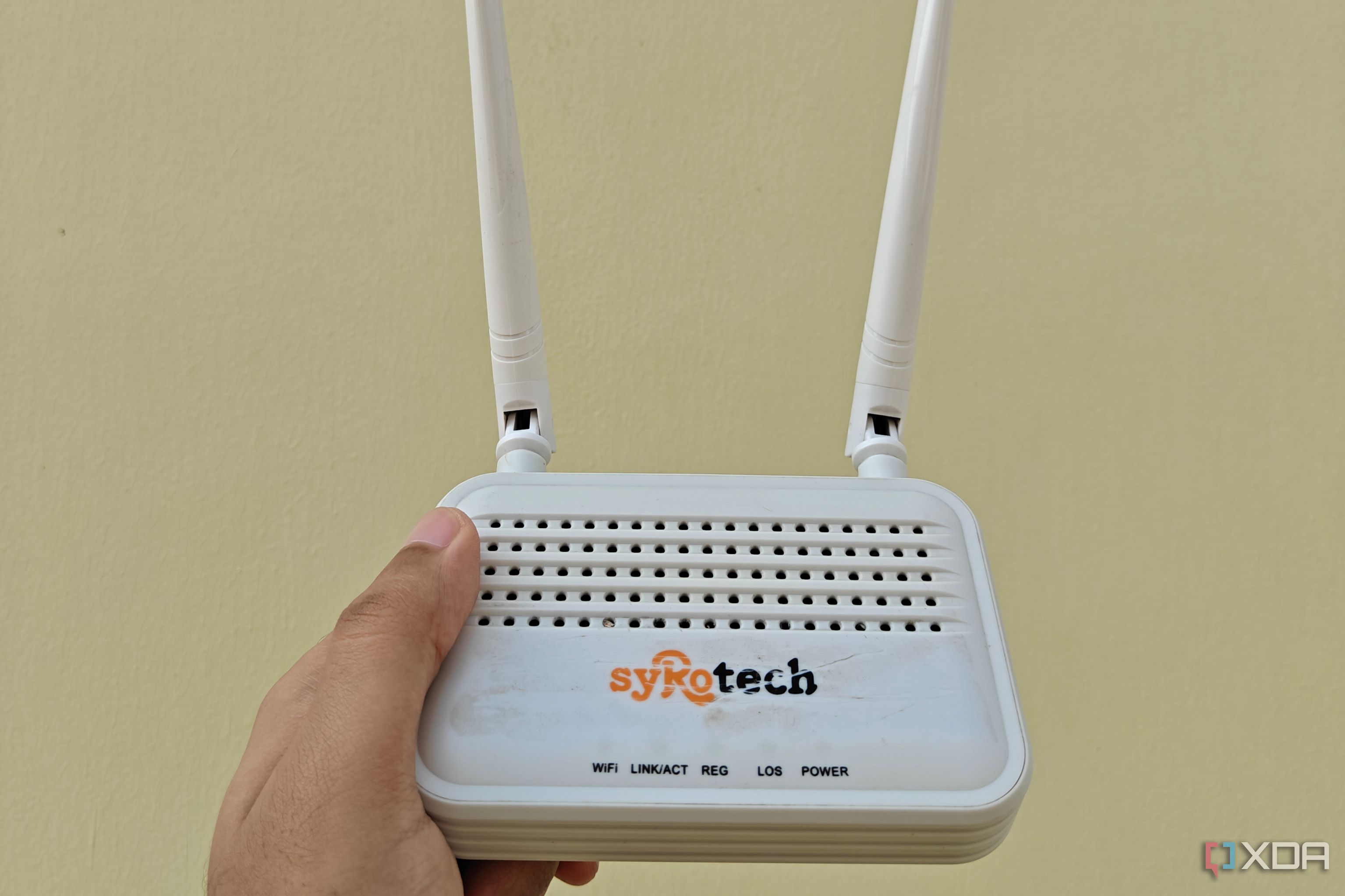 picture of old syrotech router which only supports 2.4 GHz