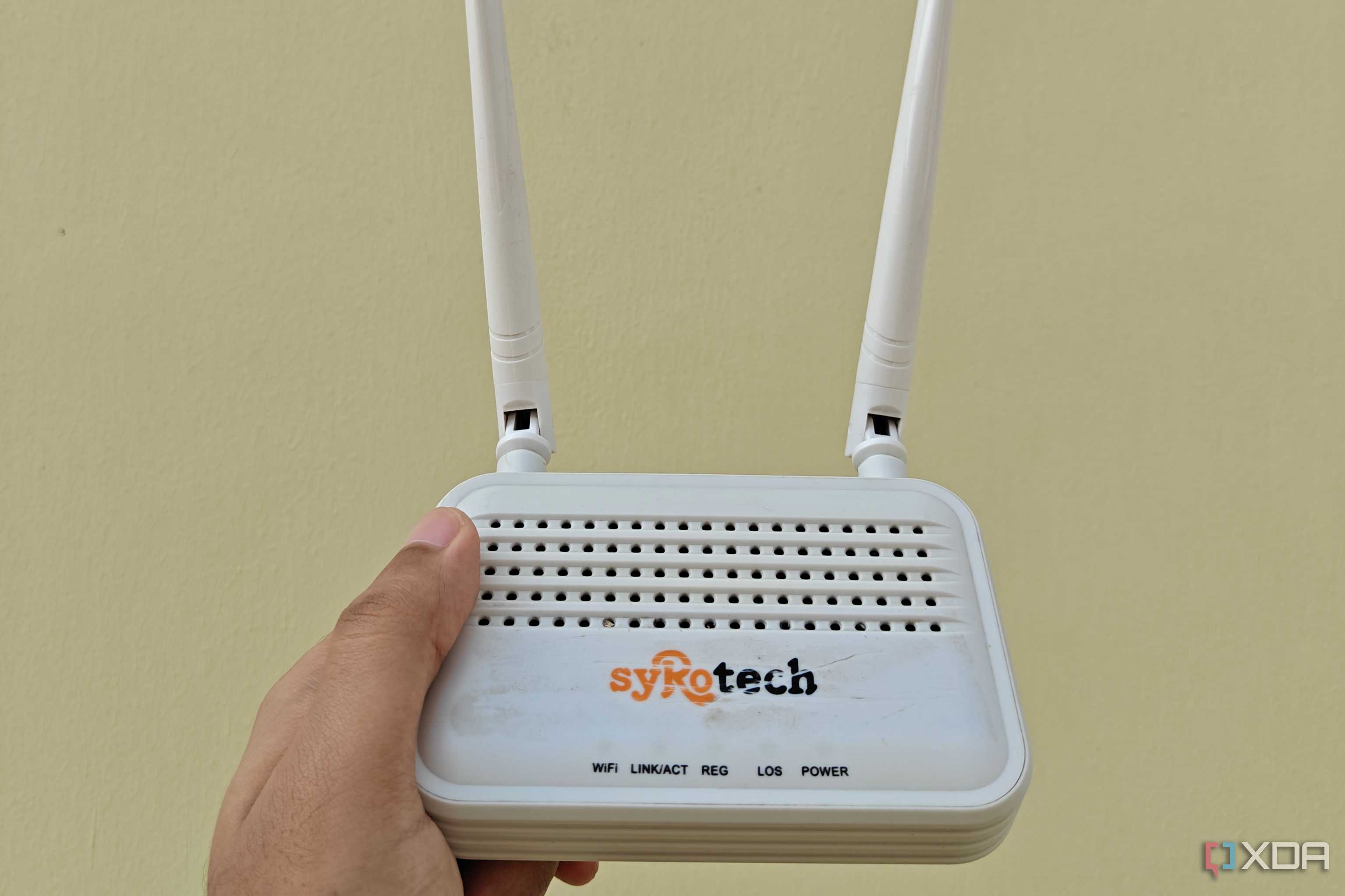 picture of old syrotech router which only supports 2.4 GHz