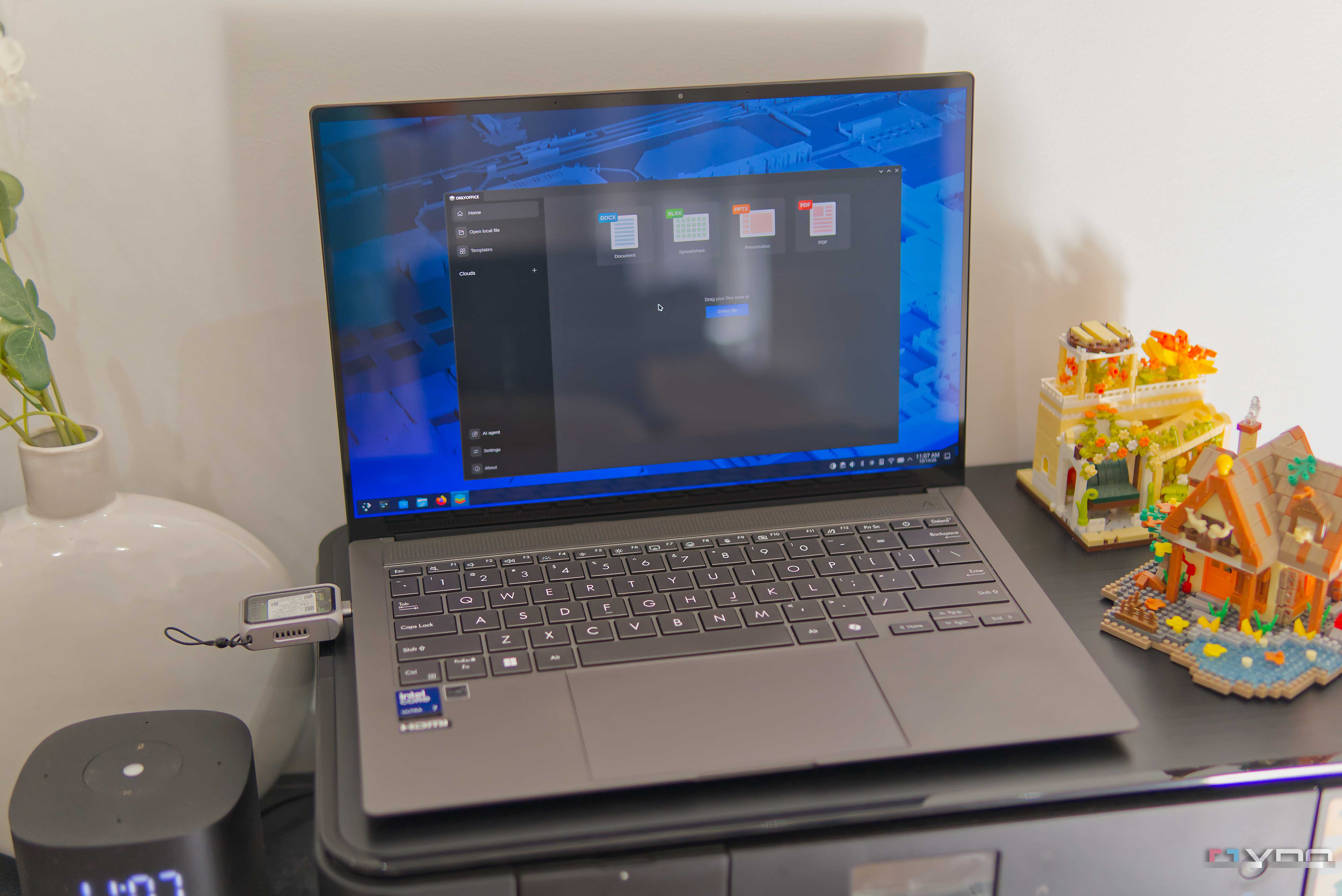 A grey laptop running Fedora KDE Plasma off of a USB drive