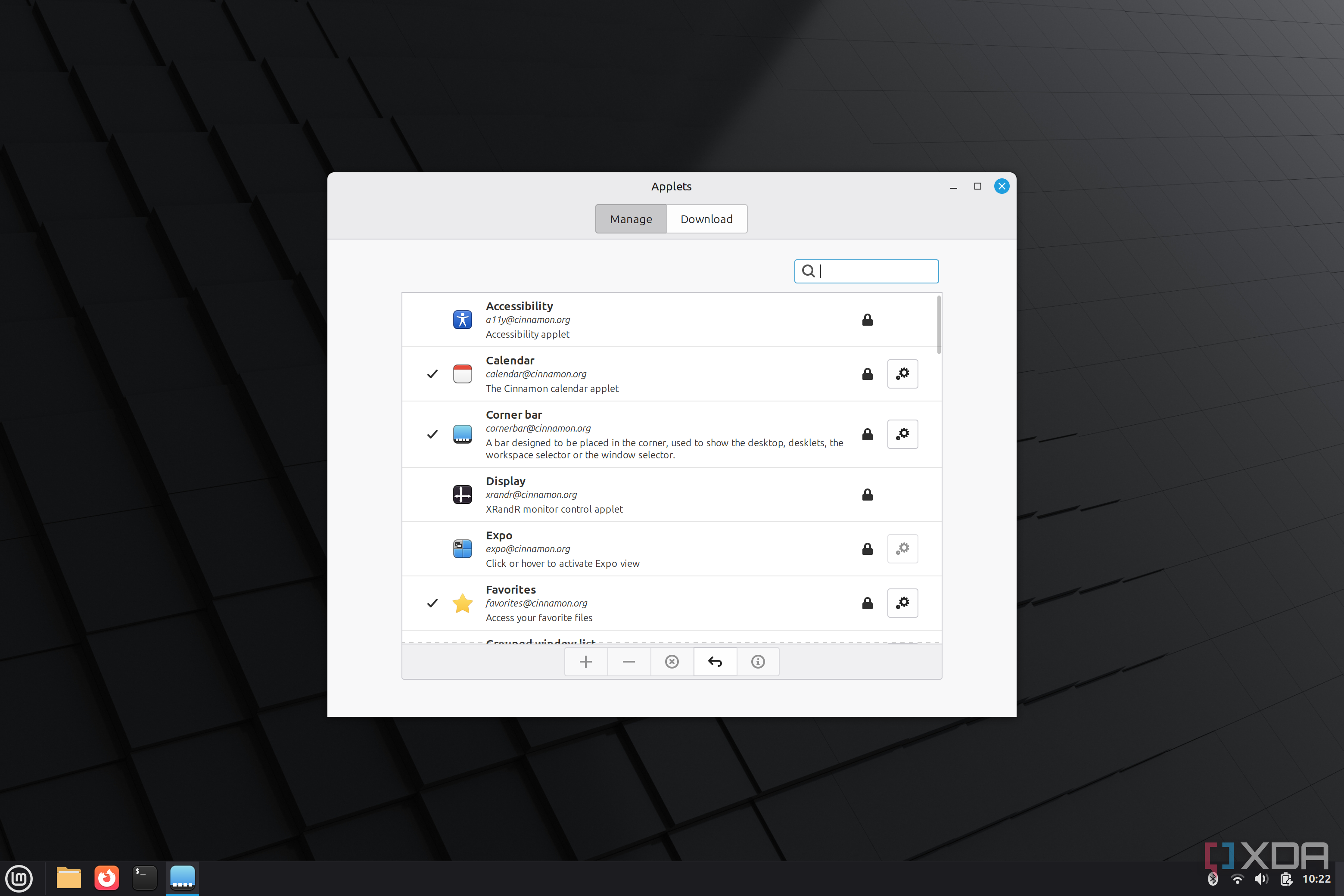 Screenshot of a Linux Mint desktop showing the applet manager