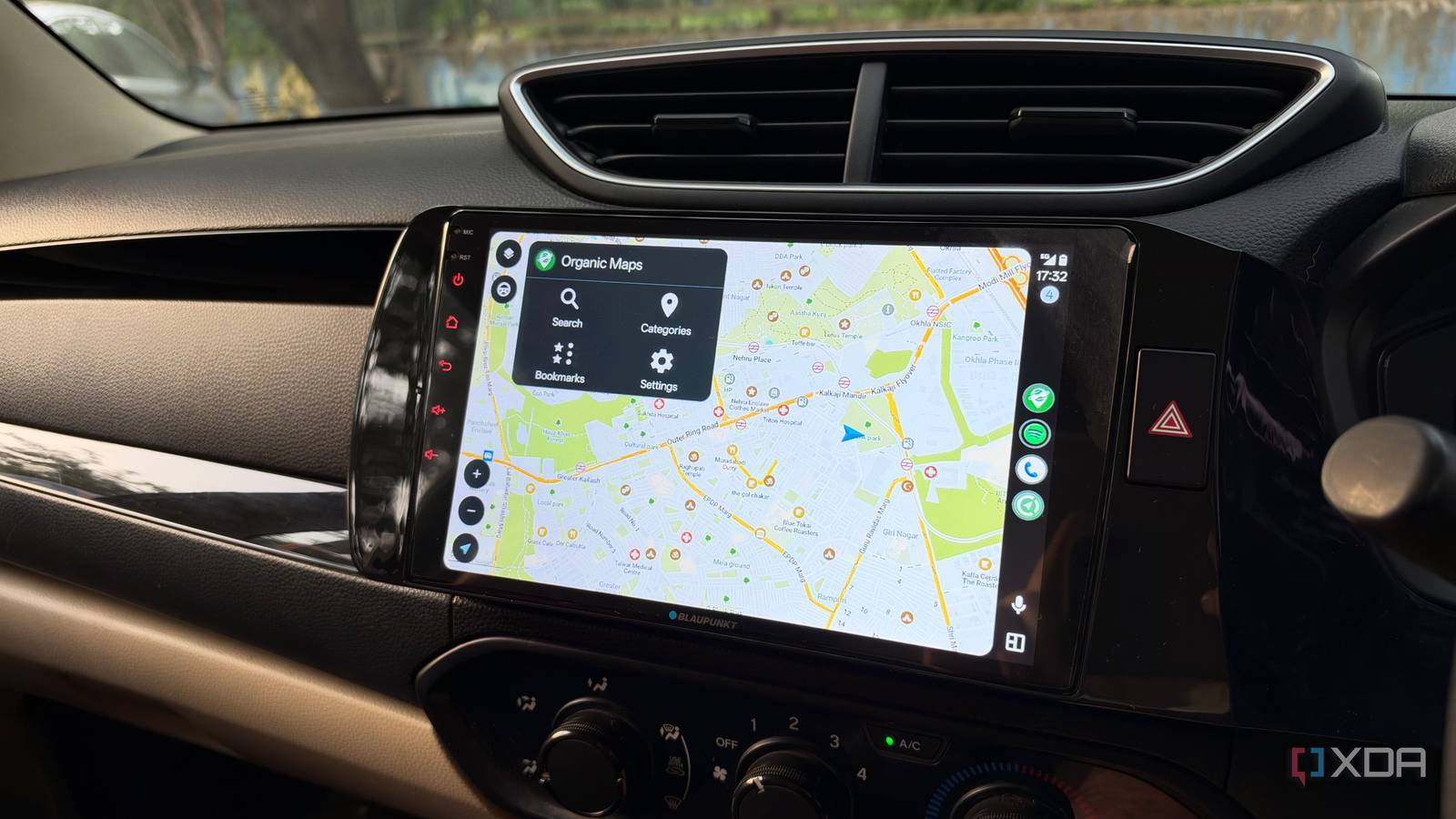 интерфейс навигационного приложения в автомобиле интерфейс навигационного приложения в автомобиле