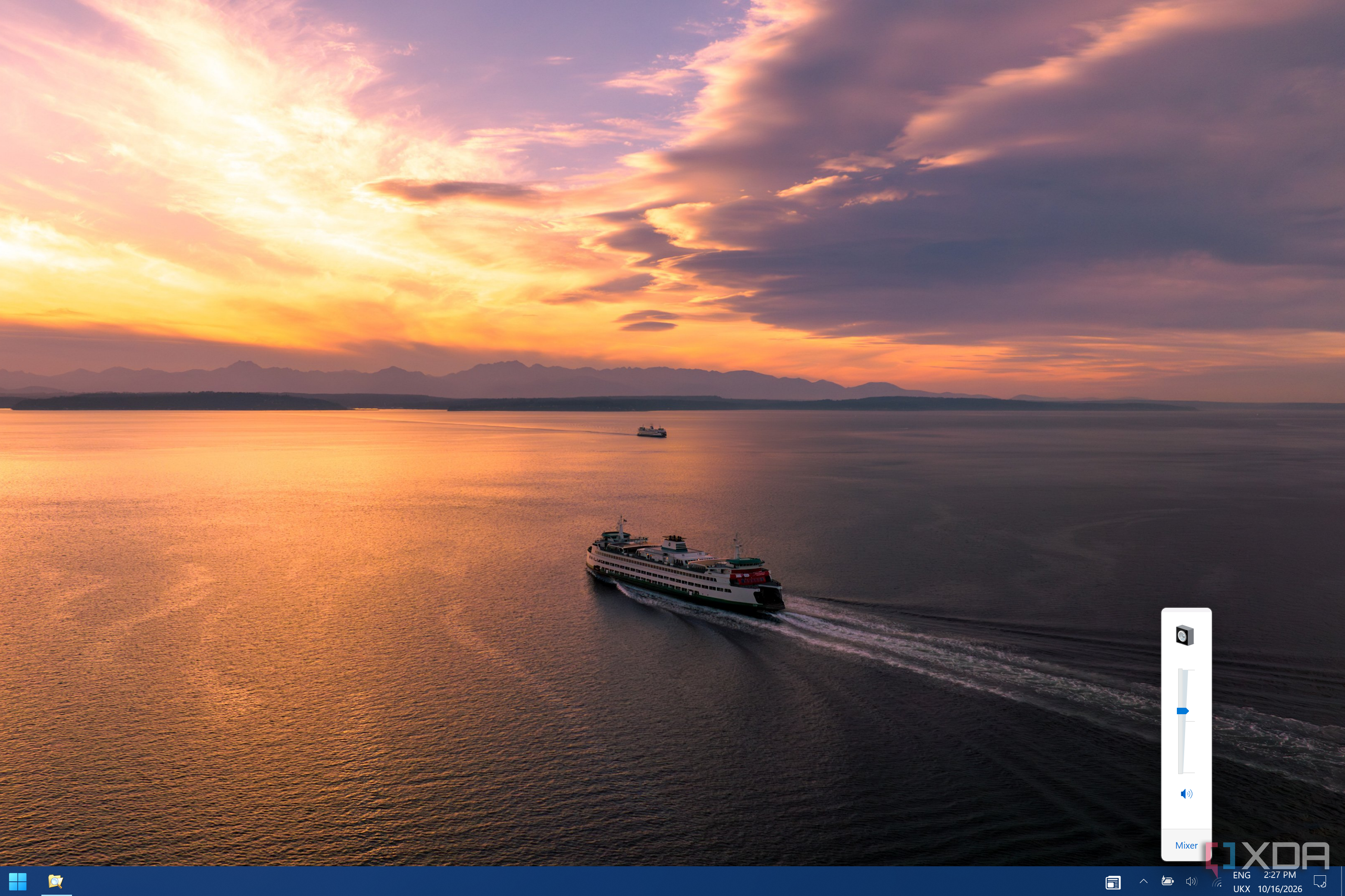 Screenshot of a Windows 11 desktop with a Windows 7 volume flyout